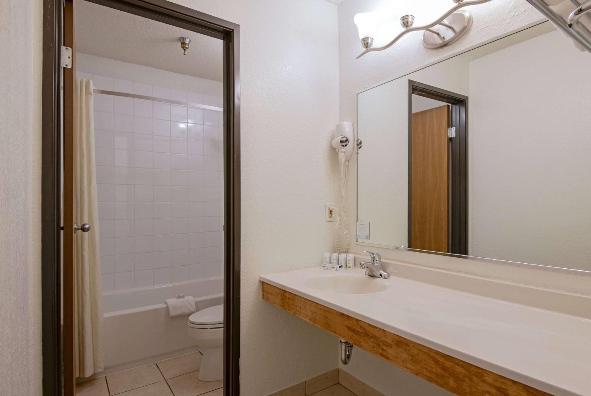 Super 8 By Wyndham Kamloops On The Hill Ξενοδοχείο Εξωτερικό φωτογραφία